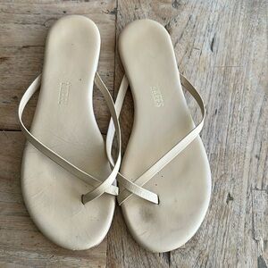 🤎 TKEES Tan Flip Flops Sandals – Women’s Size 6 | Neutral Minimalist Wardrobe